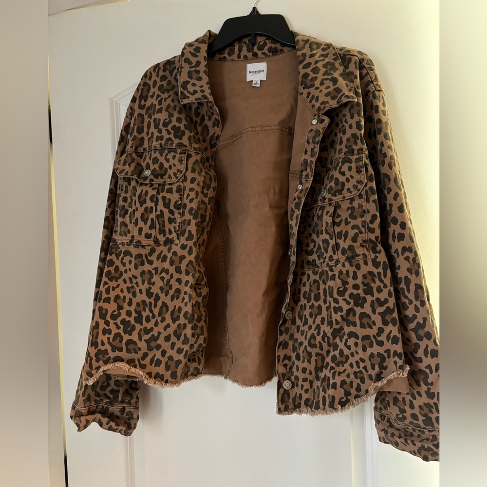 Loose Kensie leopard print jacket size large.